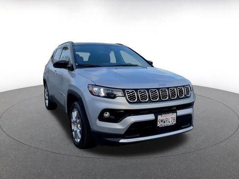 Used 2025 Jeep Compass Limited image 3
