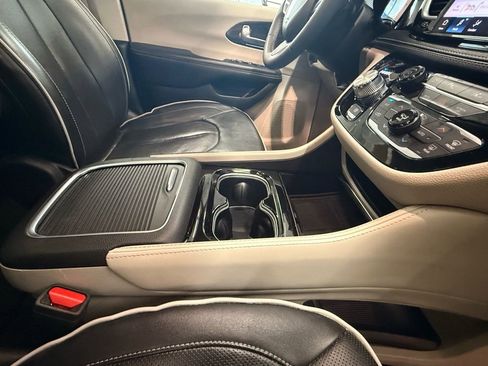 Used 2023 Chrysler Pacifica Limited image 41