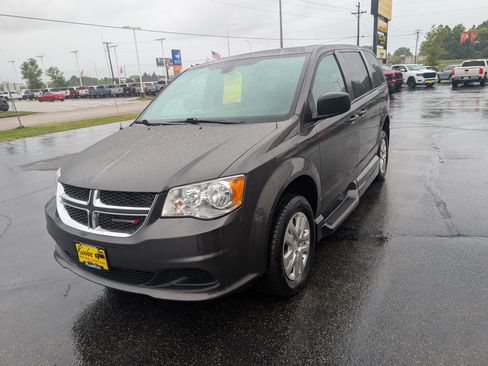 Used 2018 Dodge Grand Caravan SE w/ UConnect Hands-Free Group FWD image 4