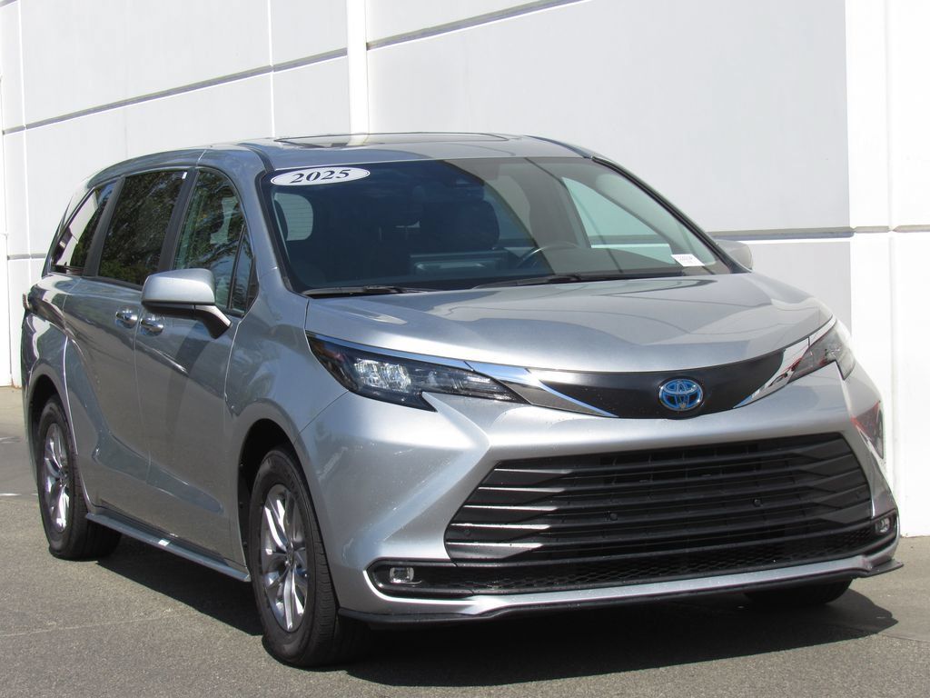 Certified 2025 Toyota Sienna XLE FWD image 2