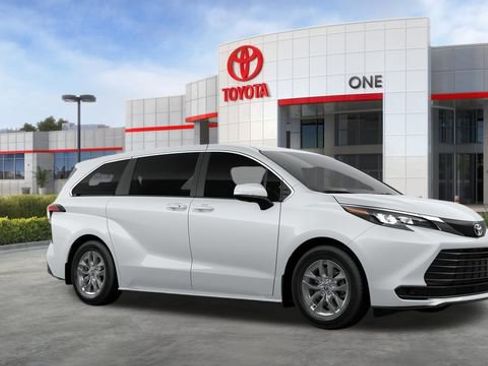 New 2026 Toyota Sienna LE FWD image 17