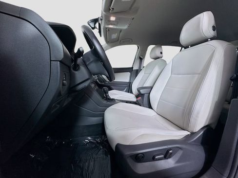 Used 2018 Volkswagen Tiguan SE image 17