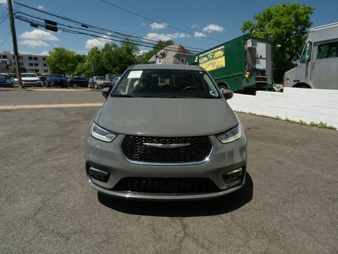 Used 2023 Chrysler Pacifica Touring-L FWD image 8