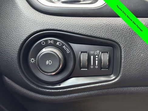Used 2018 Jeep Renegade Latitude FWD image 11