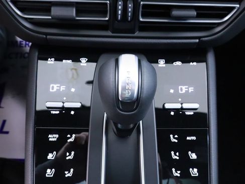 Certified 2025 Porsche Macan AWD/4WD image 28