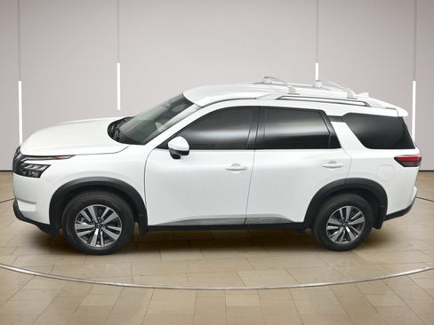 Certified 2025 Nissan Pathfinder SL FWD image 38