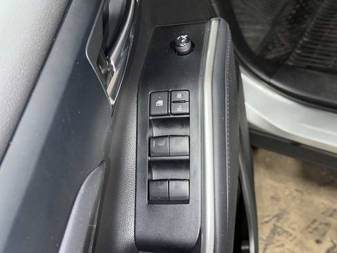 Used 2022 Toyota Highlander XLE AWD/4WD image 23