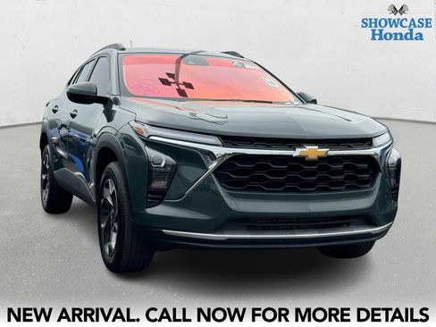 Used 2025 Chevrolet Trax LT w/ LT Convenience Package image 6