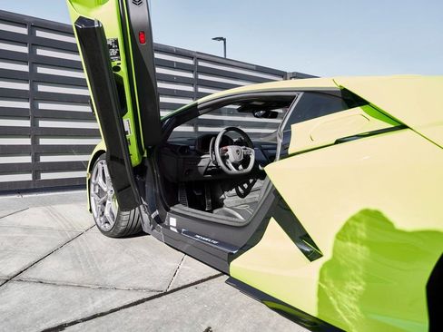Used 2025 Lamborghini Revuelto image 36