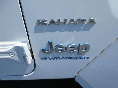 Used 2024 Jeep Wrangler Unlimited Sahara w/ Technology Group AWD/4WD image 9