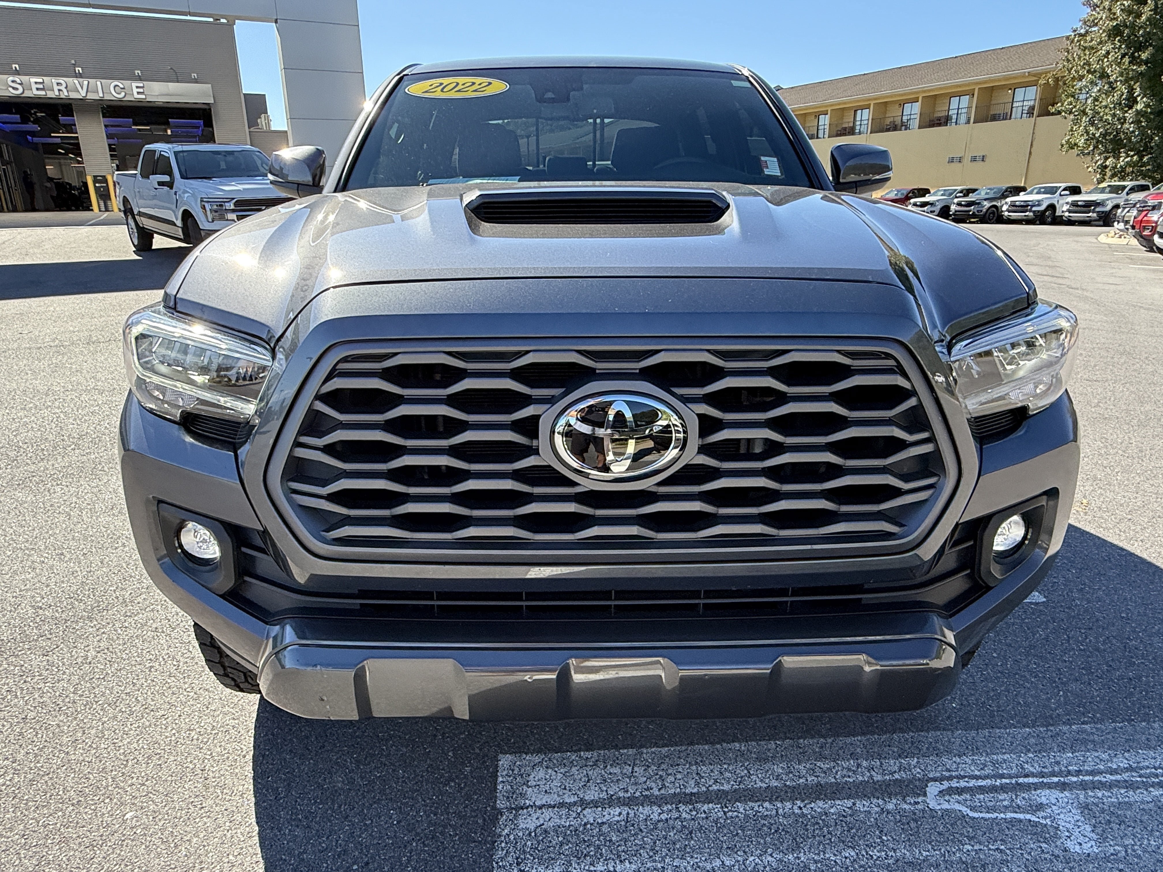 Used 2022 Toyota Tacoma TRD Sport w/ Technology Package AWD/4WD image 2