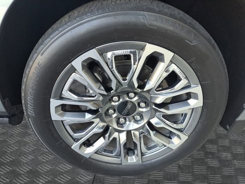 Used 2024 GMC Yukon Denali Ultimate AWD/4WD image 16