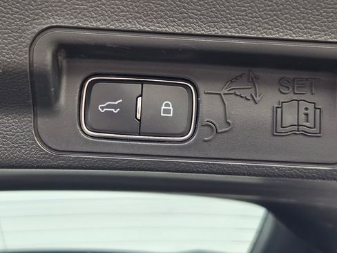 Used 2024 Ford Explorer XLT image 11