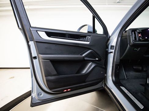 Certified 2026 Porsche Cayenne image 23