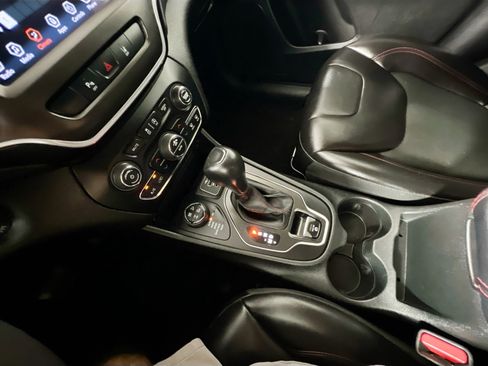 Used 2021 Jeep Cherokee Trailhawk image 24