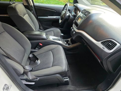 Used 2019 Dodge Journey SE w/ Premium Group image 12