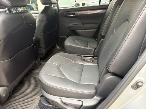 Used 2024 Toyota Highlander Limited AWD/4WD image 17