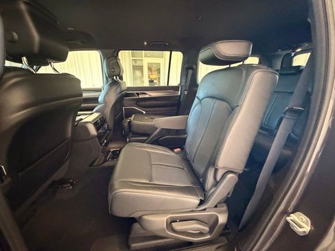 Used 2025 Jeep Wagoneer Series II AWD/4WD image 10