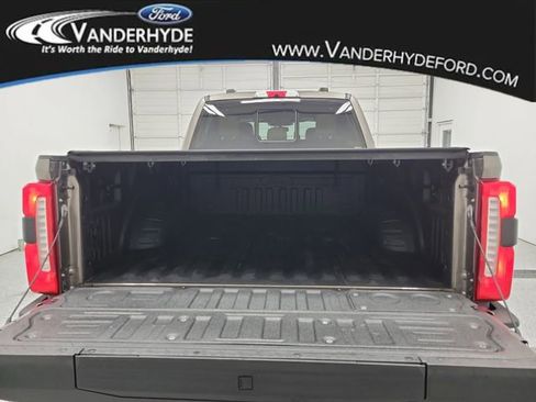 Used 2023 Ford F250 Lariat w/ Chrome Package image 9
