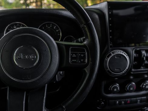 Used 2016 Jeep Wrangler Unlimited Sahara AWD/4WD image 9