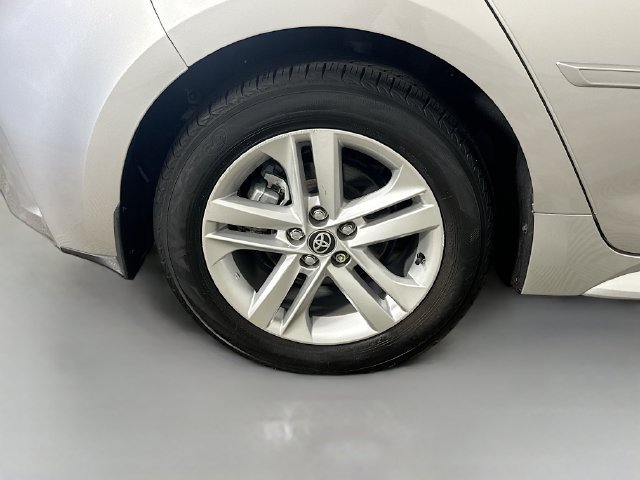 Used 2022 Toyota Corolla SE w/ SE Preferred Package FWD image 32