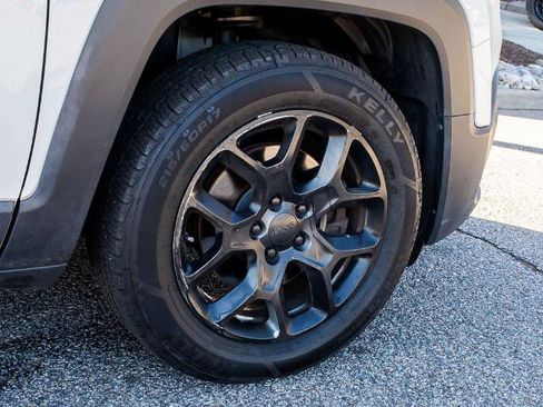 Used 2018 Jeep Renegade Latitude w/ Popular Equipment Group image 8