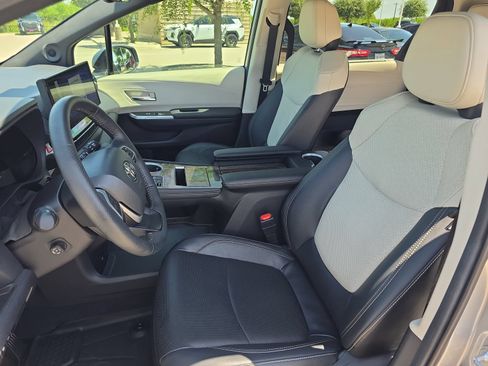 Used 2025 Toyota Sienna Platinum AWD/4WD image 12