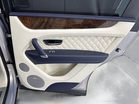 Used 2018 Bentley Bentayga image 26