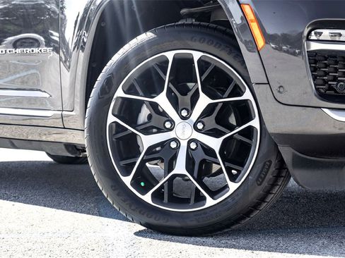 Used 2022 Jeep Grand Cherokee Summit image 2