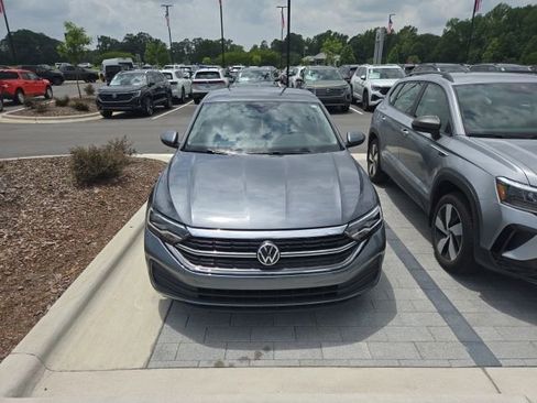 Used 2024 Volkswagen Jetta SE FWD image 2