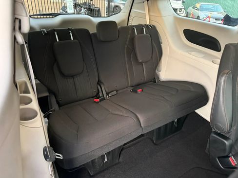 Used 2017 Chrysler Pacifica Touring FWD image 18