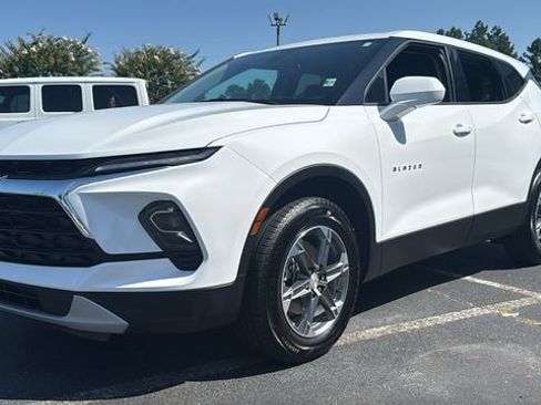 Used 2025 Chevrolet Blazer LT FWD image 3