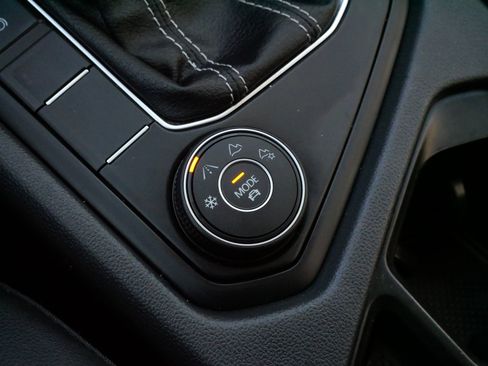 Certified 2022 Volkswagen Taos SE w/ Panoramic Sunroof Package image 27