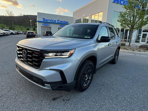 Certified 2025 Honda Pilot TrailSport image 8