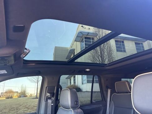 Used 2021 GMC Yukon SLT w/ SLT Premium Package image 12