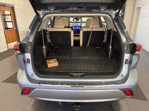 Used 2023 Toyota Highlander Platinum image 9