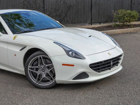 Used 2016 Ferrari California T RWD image 18
