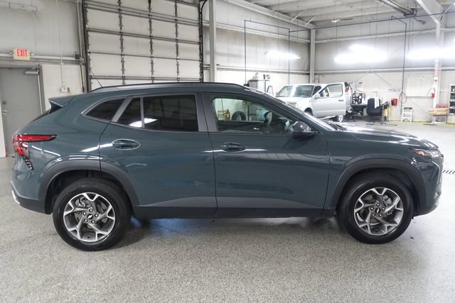 Used 2025 Chevrolet Trax LT FWD image 8