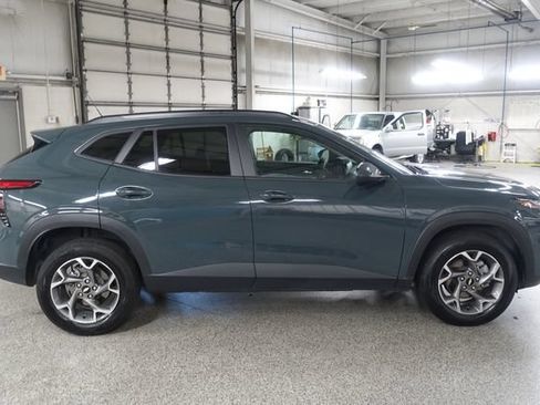 Used 2025 Chevrolet Trax LT FWD image 8