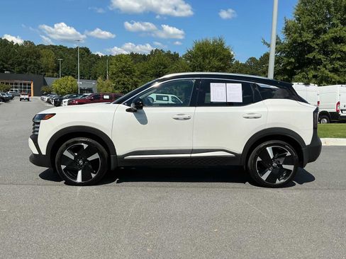 Used 2025 Nissan Kicks SR w/ SR Premium Package FWD image 2