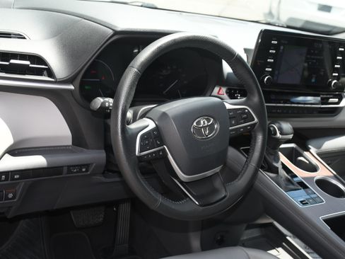 Used 2021 Toyota Sienna XLE w/ XLE Plus Package FWD image 9
