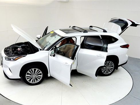 Used 2023 Toyota Highlander Platinum image 22