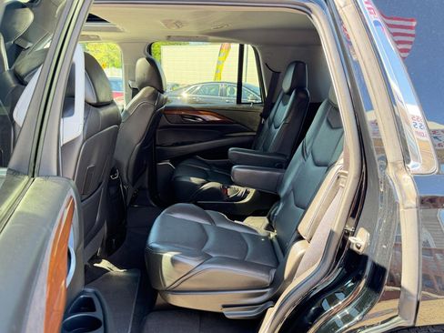 Used 2018 Cadillac Escalade Luxury AWD/4WD image 29