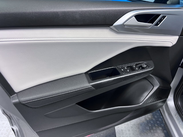 Certified 2025 Volkswagen Taos SE FWD image 7