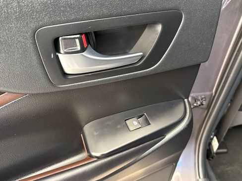 Used 2019 Toyota Highlander AWD V6 image 18