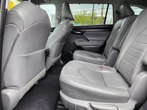 Used 2021 Toyota Highlander XLE AWD/4WD image 16