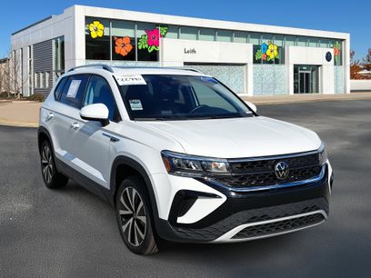 Certified 2024 Volkswagen Taos SE w/ Panoramic Sunroof Package