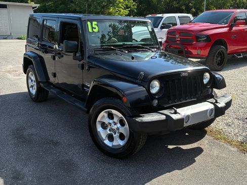 Used 2015 Jeep Wrangler Unlimited Sahara w/ Connectivity Group AWD/4WD image 3
