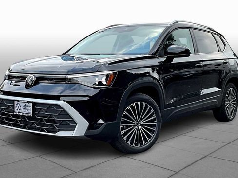 Used 2025 Volkswagen Taos SE image 1