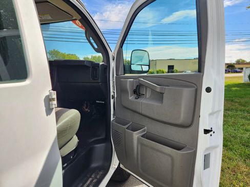 Used 2016 Chevrolet Express 2500 image 34